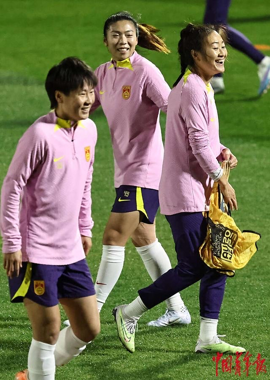 爱游戏在线-中国女足队员在赛场上勇敢拼搏，收获赞誉的简单介绍