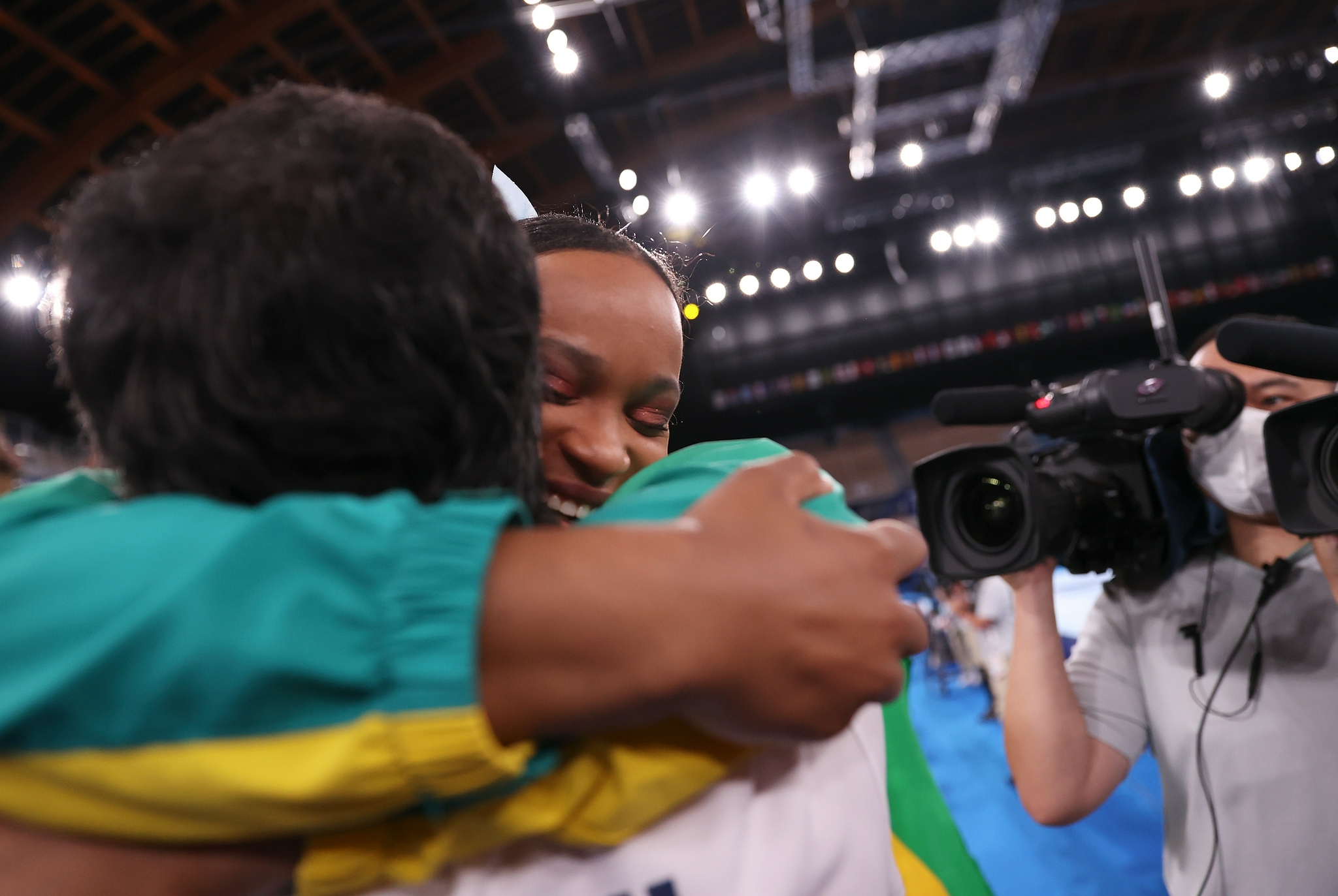 爱游戏在线-体操赛场上火花四溅，巴西选手完美表现夺冠