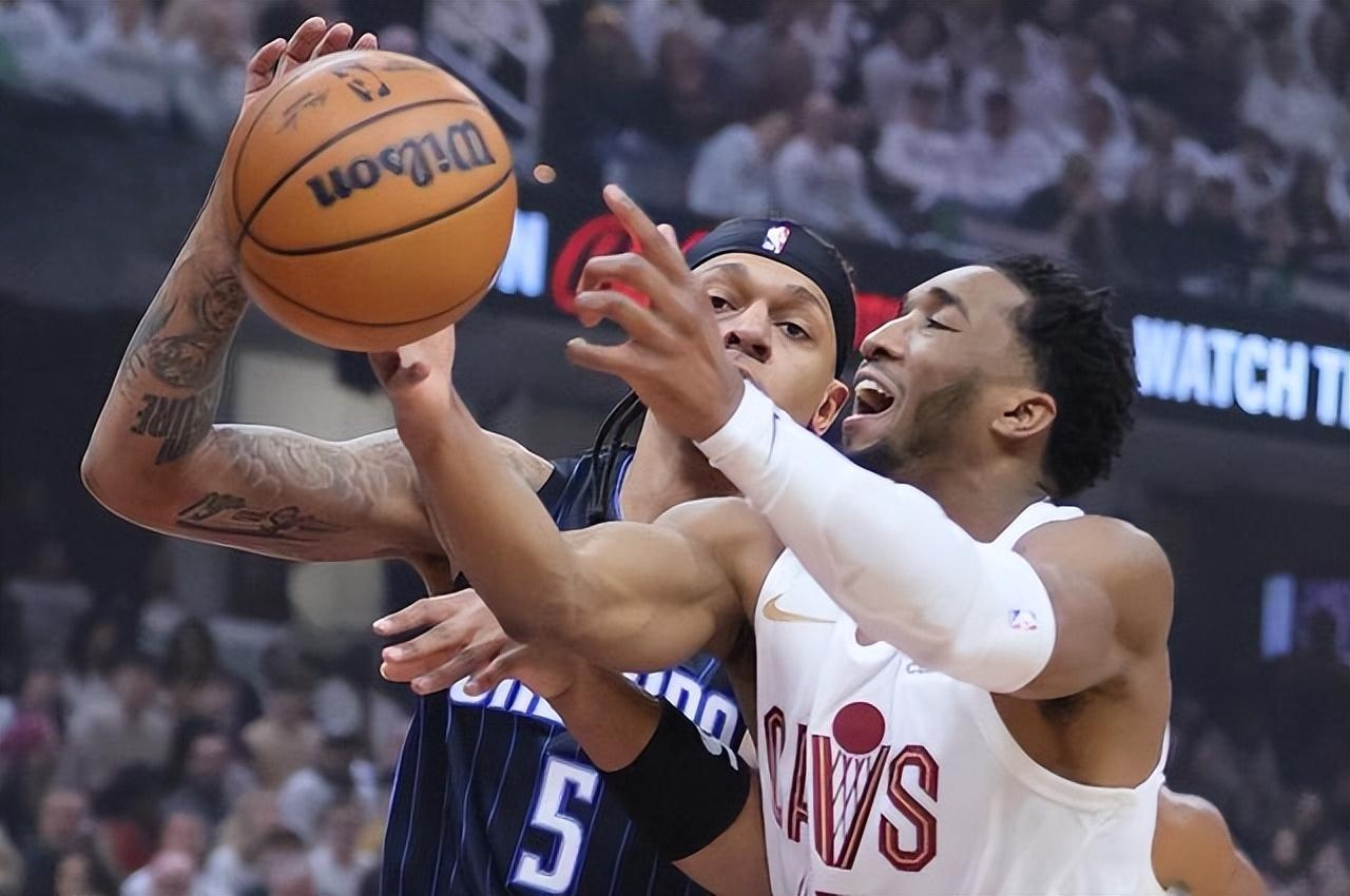 魔术碾压青岛队,米切尔点燃赛场 魔术碾压青岛队,米切尔点燃赛场